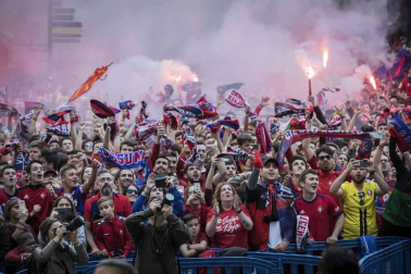 La plantilla, el cuerpo técnico y la directiva del C.A. Osasuna celebró en la sede del Gobierno de Navarra y en el Ayutamiento de Pamplona el ascenso a Primera División.