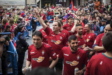 La plantilla, el cuerpo técnico y la directiva del C.A. Osasuna celebró en la sede del Gobierno de Navarra y en el Ayutamiento de Pamplona el ascenso a Primera División.