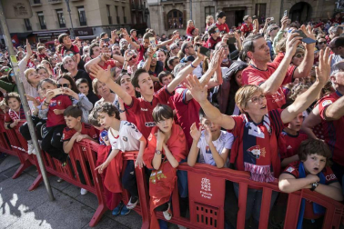 La plantilla, el cuerpo técnico y la directiva del C.A. Osasuna celebró en la sede del Gobierno de Navarra y en el Ayutamiento de Pamplona el ascenso a Primera División.