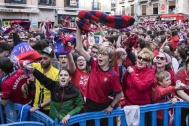 La plantilla, el cuerpo técnico y la directiva del C.A. Osasuna celebró en la sede del Gobierno de Navarra y en el Ayutamiento de Pamplona el ascenso a Primera División.