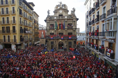 La plantilla, el cuerpo técnico y la directiva del C.A. Osasuna celebró en la sede del Gobierno de Navarra y en el Ayutamiento de Pamplona el ascenso a Primera División.