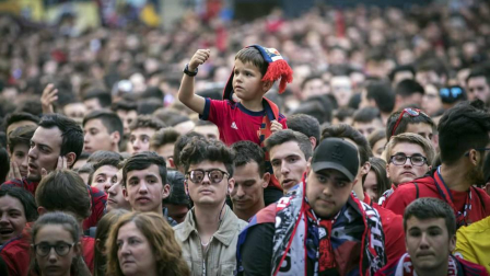 La plantilla, el cuerpo técnico y la directiva del C.A. Osasuna celebró en la sede del Gobierno de Navarra y en el Ayutamiento de Pamplona el ascenso a Primera División.