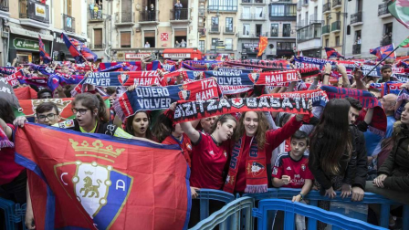 La plantilla, el cuerpo técnico y la directiva del C.A. Osasuna celebró en la sede del Gobierno de Navarra y en el Ayutamiento de Pamplona el ascenso a Primera División.