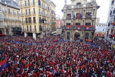 La plantilla, el cuerpo técnico y la directiva del C.A. Osasuna celebró en la sede del Gobierno de Navarra y en el Ayutamiento de Pamplona el ascenso a Primera División.