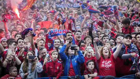 La plantilla, el cuerpo técnico y la directiva del C.A. Osasuna celebró en la sede del Gobierno de Navarra y en el Ayutamiento de Pamplona el ascenso a Primera División.