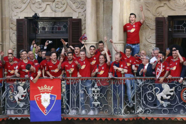 La plantilla, el cuerpo técnico y la directiva del C.A. Osasuna celebró en la sede del Gobierno de Navarra y en el Ayutamiento de Pamplona el ascenso a Primera División.