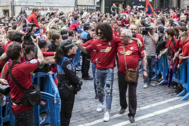 La plantilla, el cuerpo técnico y la directiva del C.A. Osasuna celebró en la sede del Gobierno de Navarra y en el Ayutamiento de Pamplona el ascenso a Primera División.