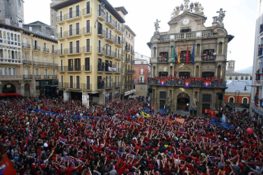La plantilla, el cuerpo técnico y la directiva del C.A. Osasuna celebró en la sede del Gobierno de Navarra y en el Ayutamiento de Pamplona el ascenso a Primera División.
