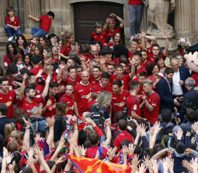 La plantilla, el cuerpo técnico y la directiva del C.A. Osasuna celebró en la sede del Gobierno de Navarra y en el Ayutamiento de Pamplona el ascenso a Primera División.