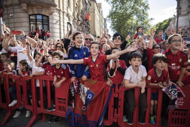La plantilla, el cuerpo técnico y la directiva del C.A. Osasuna celebró en la sede del Gobierno de Navarra y en el Ayutamiento de Pamplona el ascenso a Primera División.