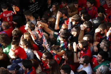 La plantilla, el cuerpo técnico y la directiva del C.A. Osasuna celebró en la sede del Gobierno de Navarra y en el Ayutamiento de Pamplona el ascenso a Primera División.