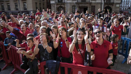 La plantilla, el cuerpo técnico y la directiva del C.A. Osasuna celebró en la sede del Gobierno de Navarra y en el Ayutamiento de Pamplona el ascenso a Primera División.