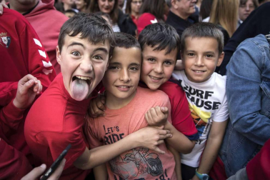 La plantilla, el cuerpo técnico y la directiva del C.A. Osasuna celebró en la sede del Gobierno de Navarra y en el Ayutamiento de Pamplona el ascenso a Primera División.