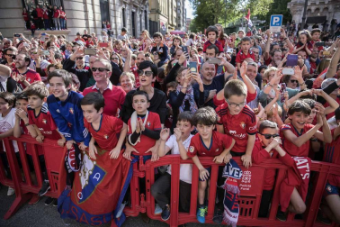 La plantilla, el cuerpo técnico y la directiva del C.A. Osasuna celebró en la sede del Gobierno de Navarra y en el Ayutamiento de Pamplona el ascenso a Primera División.