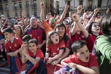 La plantilla, el cuerpo técnico y la directiva del C.A. Osasuna celebró en la sede del Gobierno de Navarra y en el Ayutamiento de Pamplona el ascenso a Primera División.