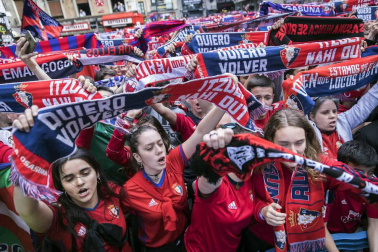 La plantilla, el cuerpo técnico y la directiva del C.A. Osasuna celebró en la sede del Gobierno de Navarra y en el Ayutamiento de Pamplona el ascenso a Primera División.