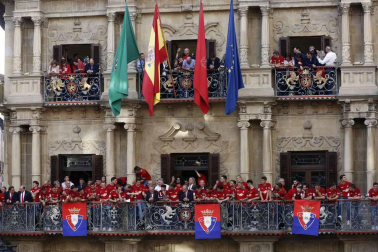 La plantilla, el cuerpo técnico y la directiva del C.A. Osasuna celebró en la sede del Gobierno de Navarra y en el Ayutamiento de Pamplona el ascenso a Primera División.