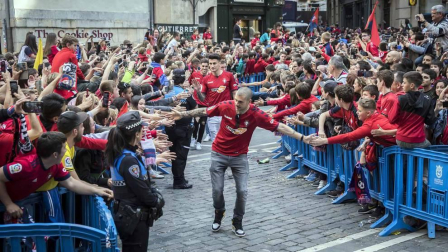 La plantilla, el cuerpo técnico y la directiva del C.A. Osasuna celebró en la sede del Gobierno de Navarra y en el Ayutamiento de Pamplona el ascenso a Primera División.