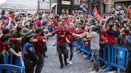 La plantilla, el cuerpo técnico y la directiva del C.A. Osasuna celebró en la sede del Gobierno de Navarra y en el Ayutamiento de Pamplona el ascenso a Primera División.