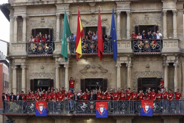 La plantilla, el cuerpo técnico y la directiva del C.A. Osasuna celebró en la sede del Gobierno de Navarra y en el Ayutamiento de Pamplona el ascenso a Primera División.
