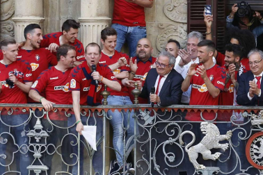La plantilla, el cuerpo técnico y la directiva del C.A. Osasuna celebró en la sede del Gobierno de Navarra y en el Ayutamiento de Pamplona el ascenso a Primera División.