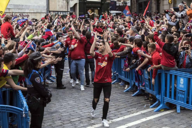 La plantilla, el cuerpo técnico y la directiva del C.A. Osasuna celebró en la sede del Gobierno de Navarra y en el Ayutamiento de Pamplona el ascenso a Primera División.