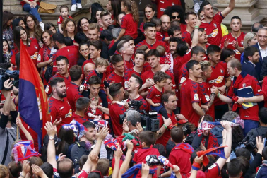 La plantilla, el cuerpo técnico y la directiva del C.A. Osasuna celebró en la sede del Gobierno de Navarra y en el Ayutamiento de Pamplona el ascenso a Primera División.