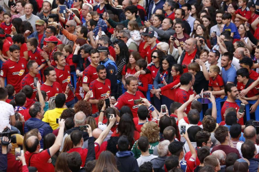 La plantilla, el cuerpo técnico y la directiva del C.A. Osasuna celebró en la sede del Gobierno de Navarra y en el Ayutamiento de Pamplona el ascenso a Primera División.