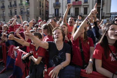 La plantilla, el cuerpo técnico y la directiva del C.A. Osasuna celebró en la sede del Gobierno de Navarra y en el Ayutamiento de Pamplona el ascenso a Primera División.