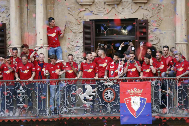 La plantilla, el cuerpo técnico y la directiva del C.A. Osasuna celebró en la sede del Gobierno de Navarra y en el Ayutamiento de Pamplona el ascenso a Primera División.