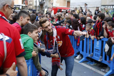 La plantilla, el cuerpo técnico y la directiva del C.A. Osasuna celebró en la sede del Gobierno de Navarra y en el Ayutamiento de Pamplona el ascenso a Primera División.