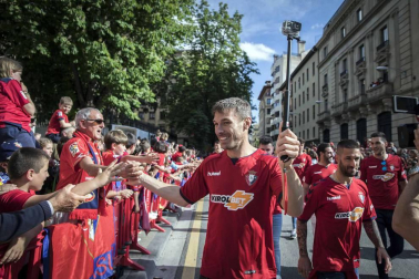 La plantilla, el cuerpo técnico y la directiva del C.A. Osasuna celebró en la sede del Gobierno de Navarra y en el Ayutamiento de Pamplona el ascenso a Primera División.