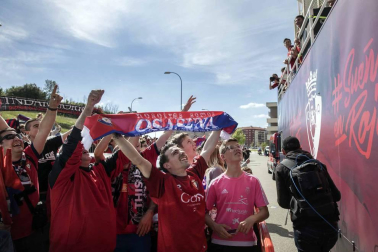 La plantilla, el cuerpo técnico y la directiva del C.A. Osasuna celebró en la sede del Gobierno de Navarra y en el Ayutamiento de Pamplona el ascenso a Primera División.