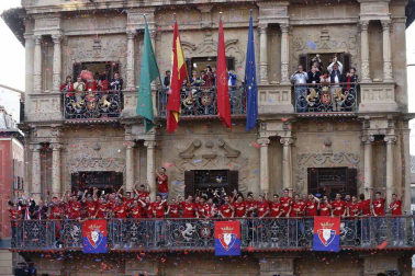 La plantilla, el cuerpo técnico y la directiva del C.A. Osasuna celebró en la sede del Gobierno de Navarra y en el Ayutamiento de Pamplona el ascenso a Primera División.