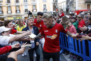 La plantilla, el cuerpo técnico y la directiva del C.A. Osasuna celebró en la sede del Gobierno de Navarra y en el Ayutamiento de Pamplona el ascenso a Primera División.