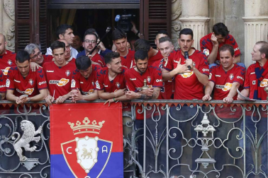 La plantilla, el cuerpo técnico y la directiva del C.A. Osasuna celebró en la sede del Gobierno de Navarra y en el Ayutamiento de Pamplona el ascenso a Primera División.