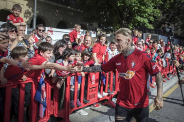 La plantilla, el cuerpo técnico y la directiva del C.A. Osasuna celebró en la sede del Gobierno de Navarra y en el Ayutamiento de Pamplona el ascenso a Primera División.