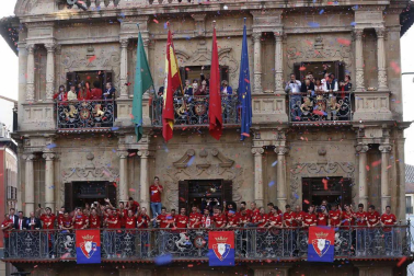 La plantilla, el cuerpo técnico y la directiva del C.A. Osasuna celebró en la sede del Gobierno de Navarra y en el Ayutamiento de Pamplona el ascenso a Primera División.