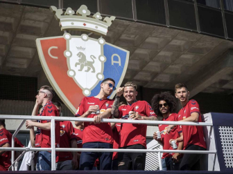La plantilla, el cuerpo técnico y la directiva del C.A. Osasuna celebró en la sede del Gobierno de Navarra y en el Ayutamiento de Pamplona el ascenso a Primera División.