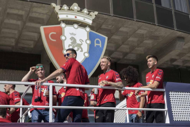La plantilla, el cuerpo técnico y la directiva del C.A. Osasuna celebró en la sede del Gobierno de Navarra y en el Ayutamiento de Pamplona el ascenso a Primera División.