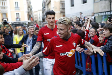 La plantilla, el cuerpo técnico y la directiva del C.A. Osasuna celebró en la sede del Gobierno de Navarra y en el Ayutamiento de Pamplona el ascenso a Primera División.