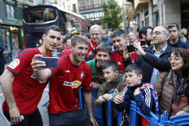 La plantilla, el cuerpo técnico y la directiva del C.A. Osasuna celebró en la sede del Gobierno de Navarra y en el Ayutamiento de Pamplona el ascenso a Primera División.