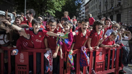 La plantilla, el cuerpo técnico y la directiva del C.A. Osasuna celebró en la sede del Gobierno de Navarra y en el Ayutamiento de Pamplona el ascenso a Primera División.