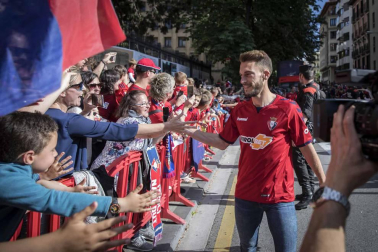 La plantilla, el cuerpo técnico y la directiva del C.A. Osasuna celebró en la sede del Gobierno de Navarra y en el Ayutamiento de Pamplona el ascenso a Primera División.