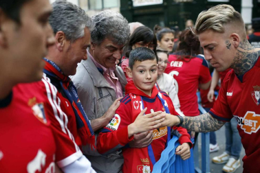 La plantilla, el cuerpo técnico y la directiva del C.A. Osasuna celebró en la sede del Gobierno de Navarra y en el Ayutamiento de Pamplona el ascenso a Primera División.