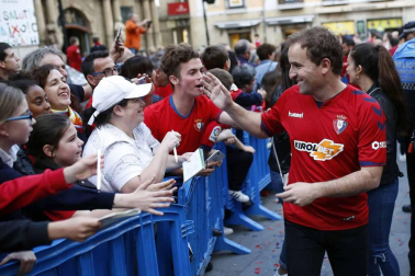 La plantilla, el cuerpo técnico y la directiva del C.A. Osasuna celebró en la sede del Gobierno de Navarra y en el Ayutamiento de Pamplona el ascenso a Primera División.