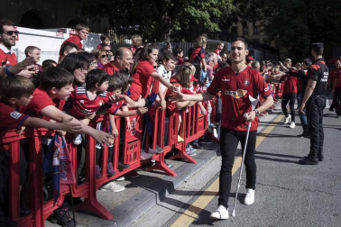 La plantilla, el cuerpo técnico y la directiva del C.A. Osasuna celebró en la sede del Gobierno de Navarra y en el Ayutamiento de Pamplona el ascenso a Primera División.