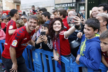 La plantilla, el cuerpo técnico y la directiva del C.A. Osasuna celebró en la sede del Gobierno de Navarra y en el Ayutamiento de Pamplona el ascenso a Primera División.