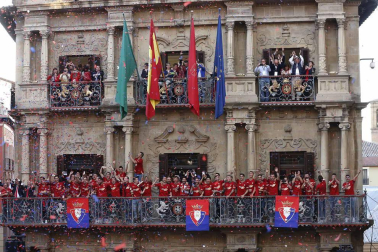 La plantilla, el cuerpo técnico y la directiva del C.A. Osasuna celebró en la sede del Gobierno de Navarra y en el Ayutamiento de Pamplona el ascenso a Primera División.