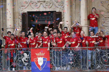 La plantilla, el cuerpo técnico y la directiva del C.A. Osasuna celebró en la sede del Gobierno de Navarra y en el Ayutamiento de Pamplona el ascenso a Primera División.